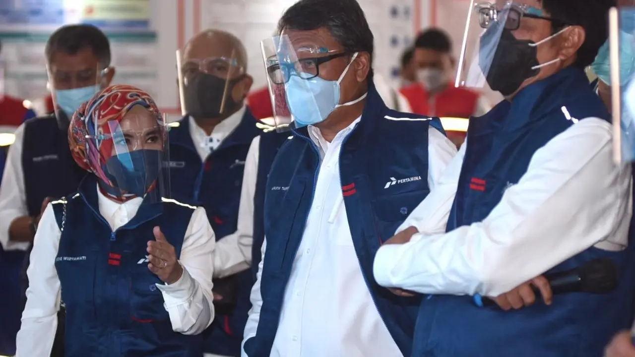 Menteri ESDM Arifin Tasrif, Direktur Utama Pertamina Nicke Widyawati dan Direktur Utama Pertamina Patra Niaga Sub Holding Commercial & Trading Pertamina Mas'ud Khamid melakukan peninjauan langsung di Fuel Terminal (FT) Tanjung Gerem, Rabu (30/12/2020).