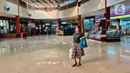 Aktivitas pengunjung di Rest Area Km 13,5 di Tol Tangerang, Banten, Selasa (19/5/2020). Jelang Lebaran 2020, PT Jasamarga Related Business (JMRB) menerapkan PSBB di semua rest area yang dikelolanya dengan membatasi waktu singgah pengunjung maksimal 30 menit. (Liputan6.com/Angga Yuniar)