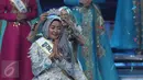 Siti Ashari asal Padang saat dipasangkan mahkota Puteri Muslimah Indonesia 2016 dalam malam puncak yang diadakan di Studio 6, Jakarta, Rabu (11/5). Atas kemenangannya, Siti Ashari mendapat hadiah uang tunai sebesar Rp50 juta (Liputan6.com/Herman Zakharia)