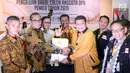 Sekjen Partai Hanura Harry Lontung Siregar (dua kanan) berjabat tangan dengan Komisioner KPU Hasyim Asy'ari (dua kiri) saat menyerahkan berkas pendaftaran bakal calon legislatif di KPU, Jakarta, Selasa (17/7). (Liputan6.com/JohanTallo)