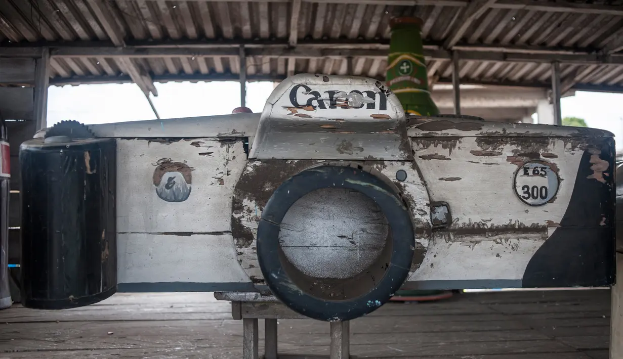 Sebuah peti mati berbentuk kamera yang dibuat oleh Hello Design Works Coffin di Accra, Ghana (10/10). Peti mati ini telah ditampilkan dalam pameran seni rupa di seluruh dunia. (AFP Photo/Stefan Heunis)