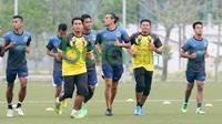 Gustavo Lopez (3kanan) saat mengikuti latihan bersama tim Terengganu FA di Kuala Terengganu, Malaysia, Selasa (26/1/2016). (Bola.com/Nicklas Hanoatubun)