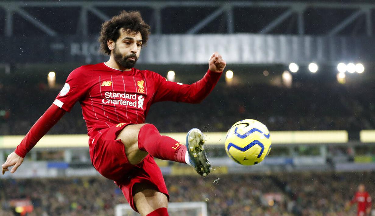 Penyerang Liverpool, Mohamed Salah, menendang bola saat melawan Norwich City pada laga Premier League di Stadion Carrow Road Minggu (16/2/2020). Liverpool menang 1-0 atas Norwich City. (AP/Frank Augstein)