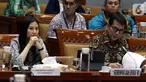 Menteri Pariwisata dan Ekonomi Kreatif Wishnutama Kusubandio (kanan) dan Wakil Menteri Angela Tanoesoedibjo rapat kerja dengan Komisi X DPR di Kompleks Parlemen, Jakarta, Kamis (7/11/2019). Ini merupakan rapat perdana Kementerian Pariwisata dan Ekonomi Kreatif bersama DPR. (Liputan6.com/JohanTallo)