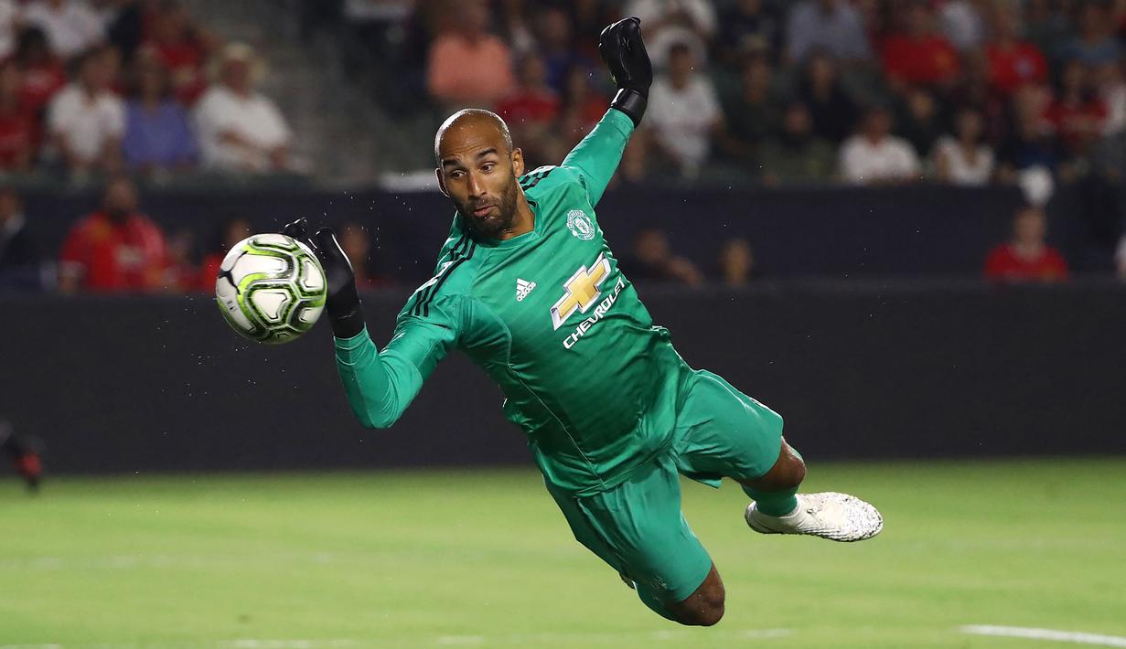 Lee Grant. Kiper berusia 39 tahun ini baru saja pensiun bersama Manchester United pada Juli 2022 setelah 4 musim berseragam Setan Merah. Sebelumnya ia didatangkan MU dari Stoke City pada awal musim 2018/2019 untuk diplot sebagai kiper ketiga setelah David De Gea dan Sergio Romero. Bersama MU ia hanya bermain dalam 2 laga, 1 kali di Piala Liga musim 2018/2019 dan 1 kali di Liga Europa musim 2019/2020. (AFP/Getty Images/Victor Decolongon)