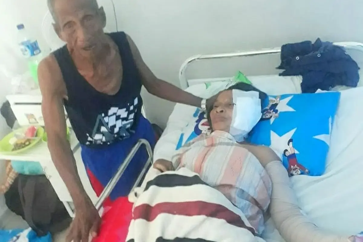 Nenek Nuru (65) dirawat di rumah sakit usai menjalani operasi, ditemani suaminya Tahir (80), Jumat (5/4/2019).