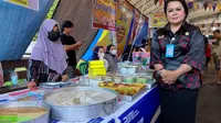 Lurah Langkai Kecamatan Pahandut Kota Palangka Raya, Sri Wati seusai berbincang dengan salah satu pedagang di Pasar Ramadhan Kelurahan Langkai, Jumat (22/3/2024).