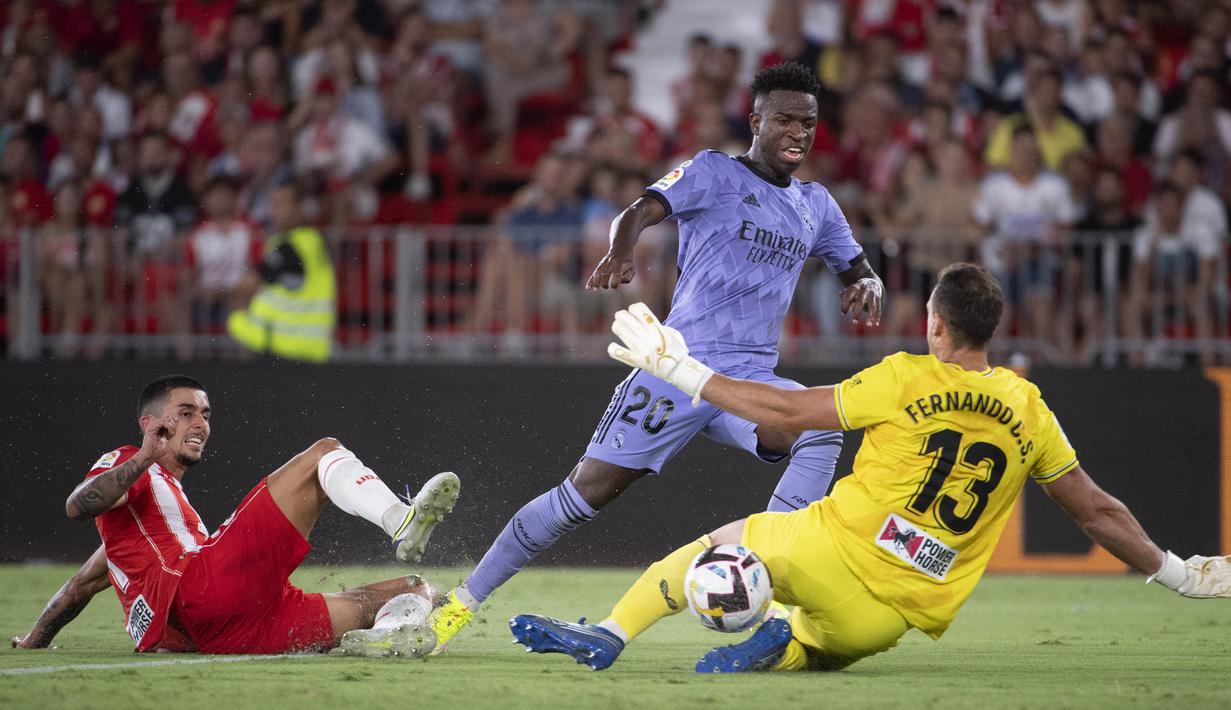 Pemain muda Real Madrid yang tampil memukau musim lalu, Vinicius Junior (tengah) juga tampil baik dalam pertandingan ini. Dirinya tercatat membuat dua kali ancaman ke gawang Almeria yang dijaga Fernando Martinez (kanan). (AFP/Jorge Guerrero)