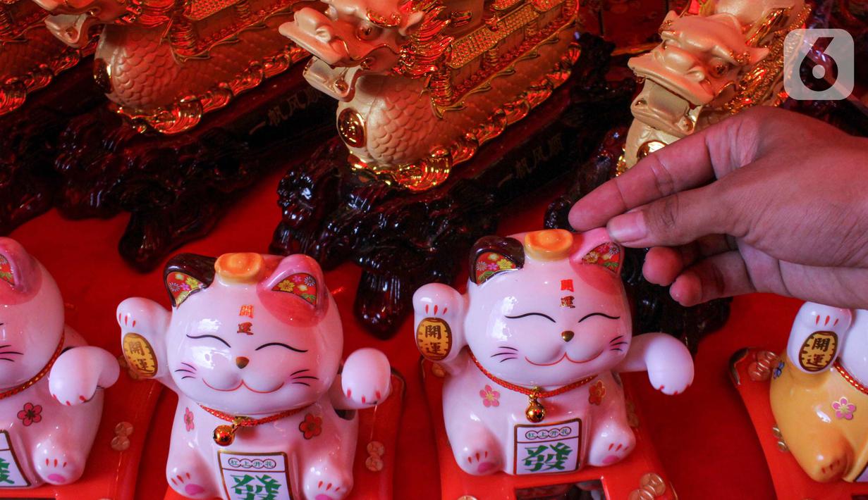 Patung kucing keberuntungan atau Maneki Neko menjadi yang paling banyak dicari saat Imlek selain angpau. (Magang/Liputan6.com/Muhammad Rizal)