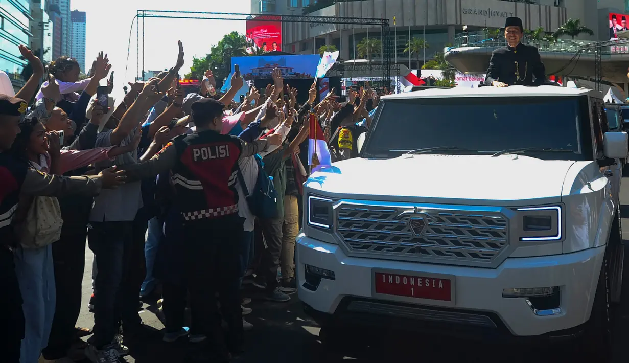 Di perjalanan, Presiden ke-7 Republik Indonesia Joko Widodo menyempatkan menyapa warga dari atas kendaraan. (merdeka.com/Arie Basuki)
