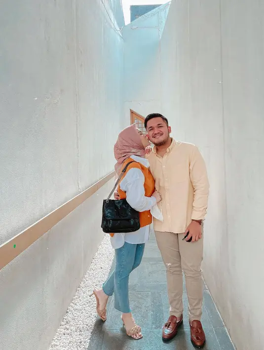 "Rasa cintanya kami kelola terus, supaya makin bertambah dan terus bertambah," kata Kesha yang kemudian ditimpali sang suami. "Harus menerima sepaket, kekurangan dengan kelebihannya juga," kata Adhi. (Instagram/kesharatuliu05)