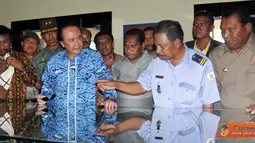 Citizen6, Maluku: Penyerahan dilakukan secara simbolis oleh Menteri Kelautan dan Perikanan, Sharif C. Sutardjo kepada Pemerintah Provinsi Maluku di Pelabuhan Perikanan Nusantara (PPN) Ambon, Maluku. (Pengirim: Efrimal Bahri)