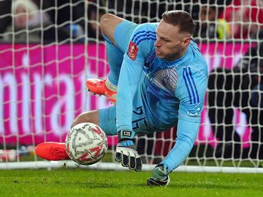 Kiper Nottingham, Matz Sels, menjadi pahlawan saat menaklukkan Ipswich Town laga putaran kelima Piala FA di Stadion City Ground, Nottingham Inggris, Senin (3/3/2025). (Mike Egerton/PA via AP)