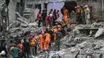 Para petugas penyelamat melakukan operasi pencarian di tengah puing-puing bangunan tempat tinggal yang runtuh di Karachi, Pakistan pada tanggal 5 Juli 2025. (Rizwan TABASSUM/AFP)