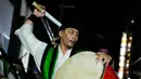Meski sebagian besar orang Jepang tidak terlalu religius, tarian Bon terus hidup, dan itulah mengapa bulan Agustus (biasanya) diisi dengan Festival Bon yang berlimpah. (AP Photo/Hiro Komae)