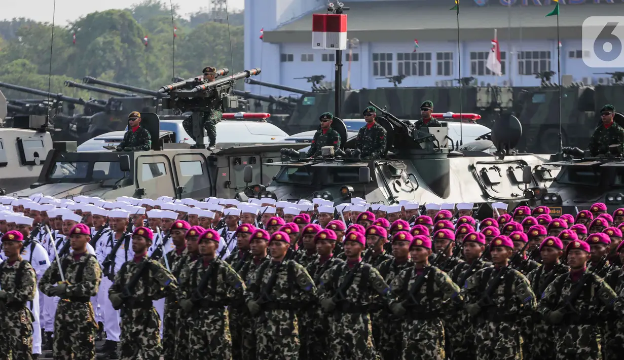 Personel TNI mengikuti upacara saat gladi bersih HUT ke-74 TNI di Lanud Halim Perdanakusuma, Jakarta, Kamis (3/10/2019). Sejumlah alutsista dikerahkan untuk memeriahkan parade HUT ke-74 TNI. (Liputan6.com/Faizal Fanani)