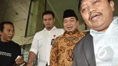 Mantan Ketua Komisi VIII, Jazuli Juwaini (kedua kanan) meninggalkan gedung KPK menjalani pemeriksaan, Jakarta,Senin (4/5/2015). Jazuli diperiksa terkait dugaan korupsi penyelenggaraan ibadah haji. (Liputan6.com/Helmi Afandi)