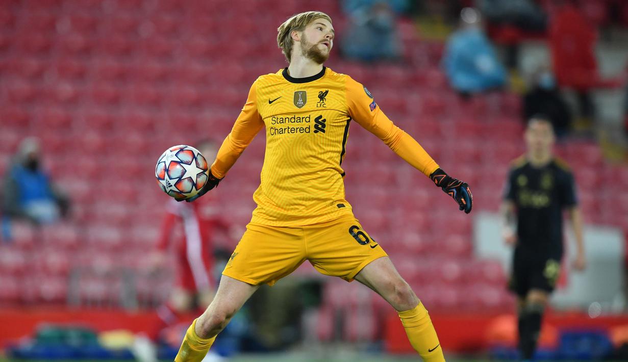 Kiper Liverpool, Caoimhin Kelleher, melempar bola saat melawan Ajax Amsterdam di Stadion Anfield, Rabu (2/12/2020). Kiper ketiga The Reds itu tampil memukau dan membawa Liverpool menang atas Ajax. (AFP/Paul Ellis)