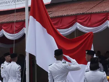 Pasukan pengibar bendera bersiap mengibarkan bendera Merah Putih pada upacara peringatan Hari Sumpah Pemuda di Museum Sumpah Pemuda, Jakarta, Selasa (28/10/2025). (merdeka.com/magang/Randi Saputra)