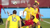 Pemain Spanyol, Ansu Fati, melakukan tendangan salto saat melawan Ukraina pada laga UEFA Nations League Estadio Alfredo Di Stefano, Senin (7/9/2020). Spanyol menang 4-0 atas Ukraina. (AP Photo/Bernat Armangue)