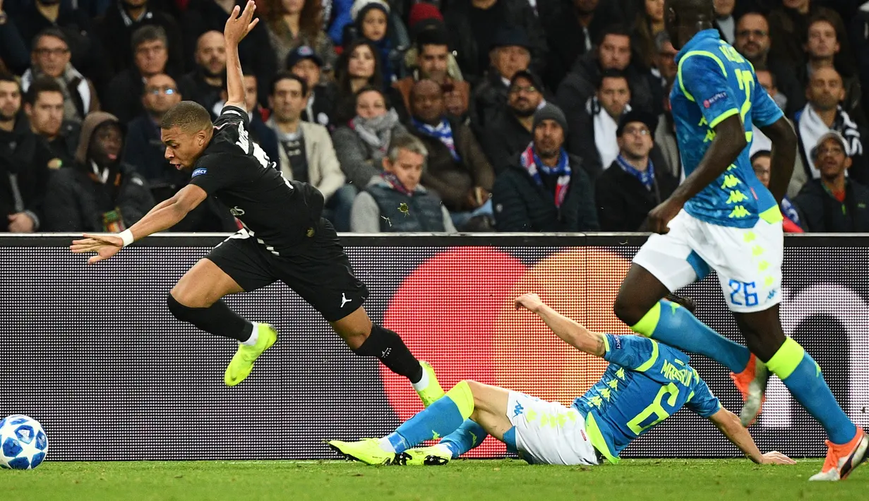 Striker PSG, Kylian Mbappe berusaha melewati pemain Napoli Mario Rui selama pertandingan Grup C Liga Champions di stadion Parc des Princes di Paris, (24/10). PSG bermain imbang 2-2 atas Napoli. (AP Photo / Thibault Camus)