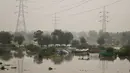 Pandangan umum menunjukkan daerah dataran rendah yang terendam banjir di dekat Sungai Yamuna setelah meluap akibat hujan monsun, di New Delhi pada 11 Juli 2023.