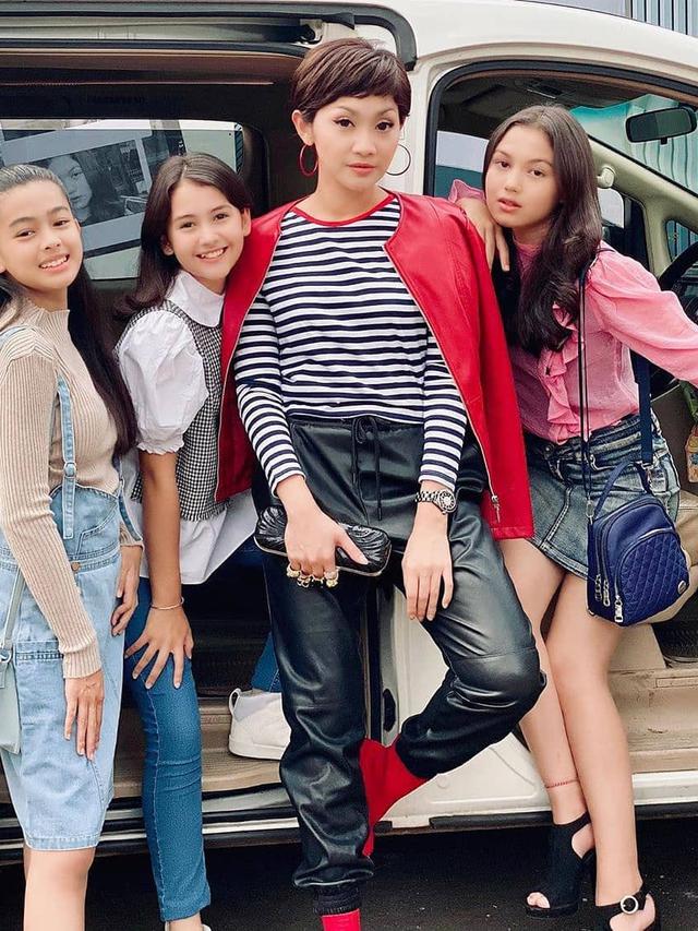 6 Potret Kebersamaan Sandrinna Michelle dan Saskia Chadwick, Akrab Banget