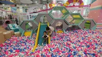 Anak-anak bermain di wahana Playtopia di sela pembukaan Playtopia di Lippo Mall Puri, Jakarta Barat (01/04/2023). (Liputan6.com) 