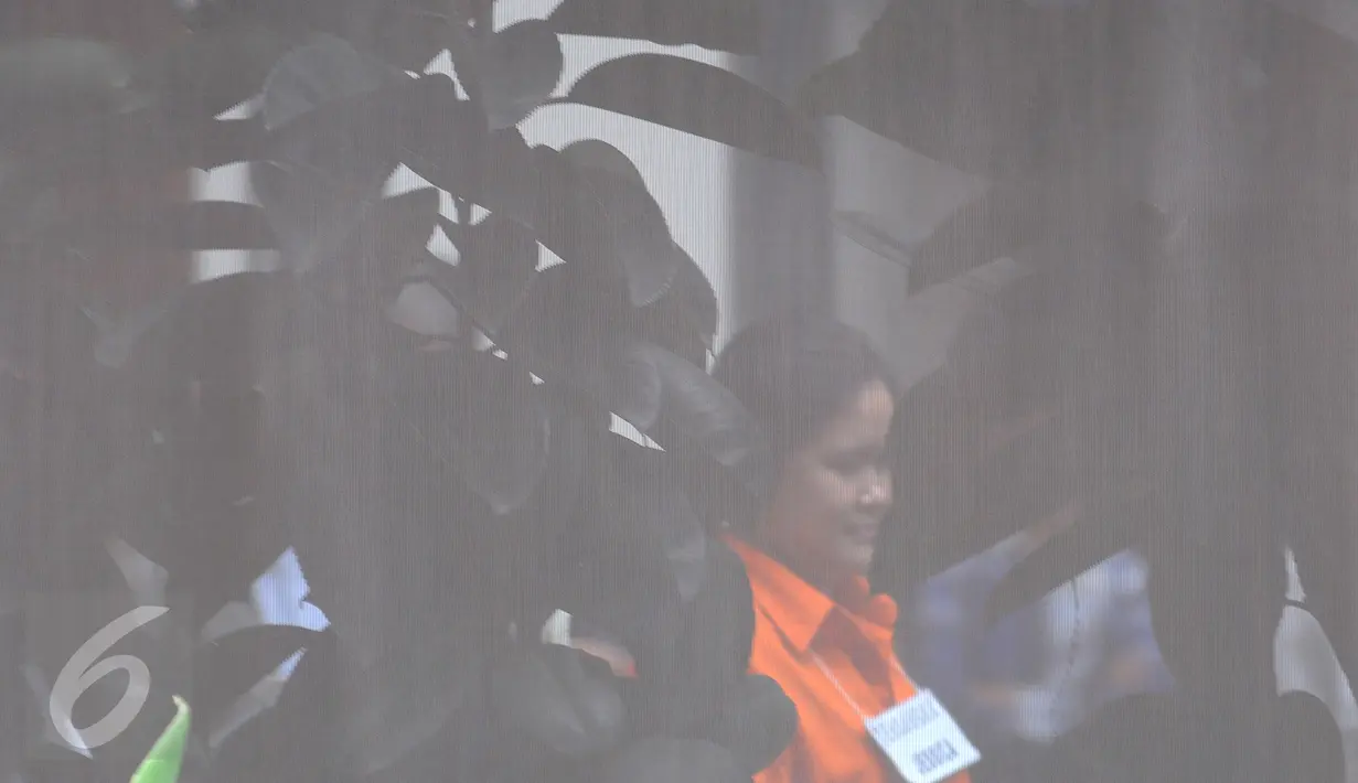 Tersangka kasus dugaan pembunuhan Wayan Mirna Salihin, Jessica Kumala Wongso saat menjalani rekonstruksi sebagai tersangka di Kafe Olivier Grand Indonesia, Jakarta, Minggu (7/2). (Liputan6.com/Herman Zakharia)