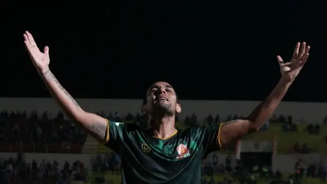 Gelandang PS Tira, Gustavo Lopez berhasil membukuka satu gol dan satu assist untuk membantu timnya mengalahkan Bali United 2-1 di Stadion Sultan Agung, Bantul, Yogyakarta, Senin (30/4/2018).