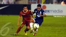M Fatcurroochman (Timnas U19 - kiri) mencoba menahan laju peyerang PSIS Semarang Franky (Liputan6.com/Helmi Fithriansyah).