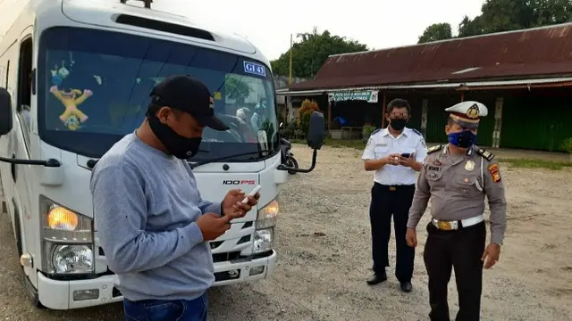 Personel Polda Riau memeriksa mobil membawa penumpang sebagai antisipasi adanya warga yang mudik.