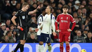 Xavi Simons diganjar kartu merah oleh wasit John Brooks dalam laga Liga Inggris antara Tottenham vs Liverpool, Minggu (21/12/2025). (AP Photo/Ian Walton)