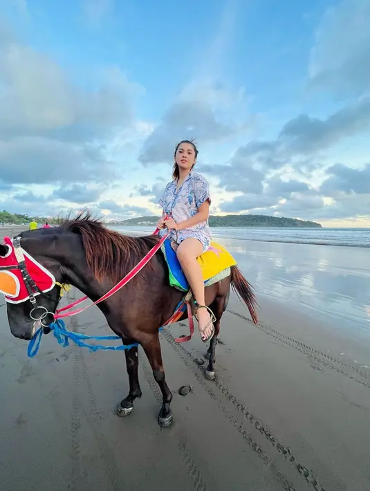 Tak hanya pandai naik motor di sirkuit, artis berusia 28 tahun ini juga pandai menunggang kuda. Dipuji cantik alami tanpa makeup, warganet malah salah fokus dengan pesona yang dipancarkan oleh artis asal Bandung ini. Meski tatanan rambutnya juga tidak rapi, ibu satu ini tetap dipuji memesona. (Liputan6.com/IG/@rayanurfitrird)
