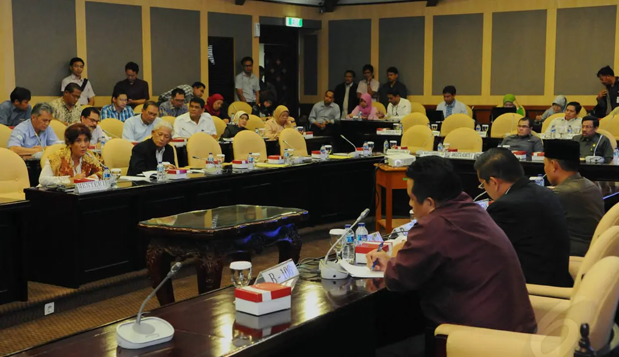 Para senator mendengarkan pemaparan Menteri Kelautan dan Perikanan Susi Pudjiastuti saat Rapat Kerja dengan Komite II DPD RI, Jakarta, Rabu (5/11/2014). (Liputan6.com/Andrian M Tunay)