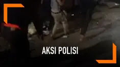 Penangkapan terduga pelaku pencurian sepeda motor di Makassar diwarnai tembakan peringatan dari petugas polisi. Penangkapan terjadi Selasa (11/6) subuh, mengejutkan warga yang akan pergi ke masjid.