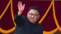 Pemimpin Korea Utara, Kim Jong-un melambaikan tangan saat menghadiri parade militer memperingati HUT ke-70 Korea Utara di Pyongyang, Korea Utara, Minggu (9/9). (AP Photo/Ng Han Guan)