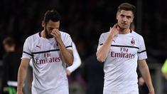 Ekspresi kekecewaan pemain AC Milan pada laga lanjutan Serie A yang berlangsung di Stadion Turin, Torino, Senin (30/4). AC Milan kalah 0-2 kontra Torino. (AFP/Marco Bertorello)