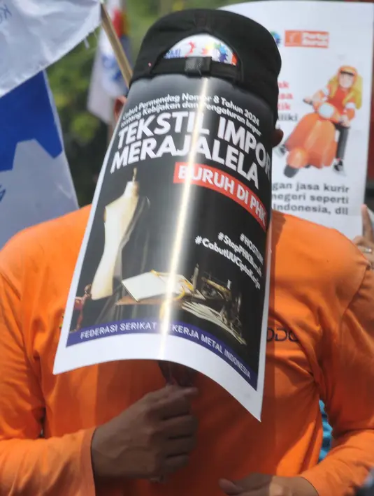 Ratusan buruh tersebut berasal dari berbagai organisasi seperti Federasi Serikat Pekerja Metal Indonesia (FSPMI) serta Serikat Pekerja Nasional. (merdeka.com/Imam Buhori)