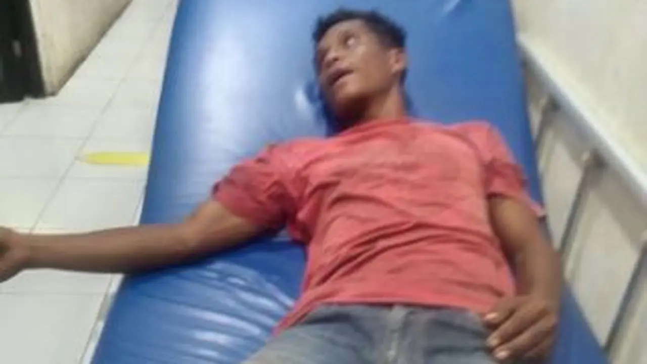 Korban penganiayaan saat dilarikan ke rumah sakit. (Foto: Liputan6.com/Ola Keda)