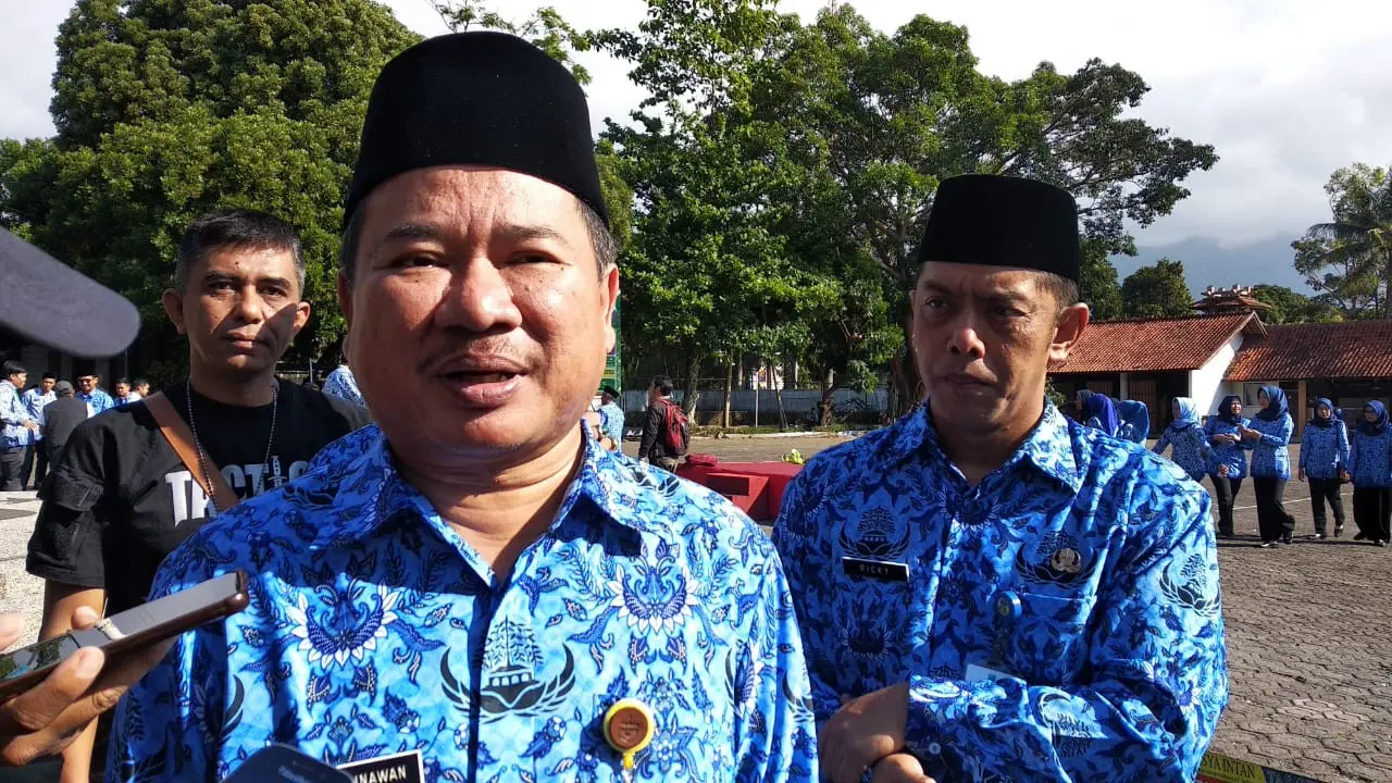 Bupati Garut Rudy Gunawan memberikan penjelasan kepada wartawan di Garut, Jawa Barat