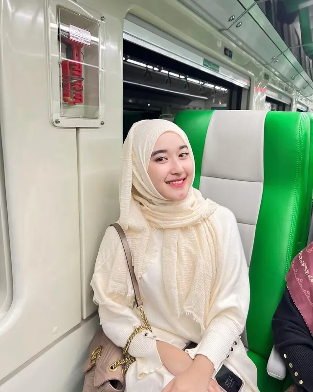 7 Potret Kamila Asy Syifa, istri Gus Zizan yang stylish dan traveler