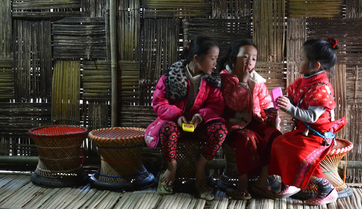 Anak-anak bermain di hari terakhir Festival Tawang di perbatasan Indo-China, utara timur negara bagian Arunachal Pradesh, India (23/10). Festival ini menampilkan sejumlah budaya dan tradisi masyarakat setempat. (AFP/ Tauseef Mustafa)