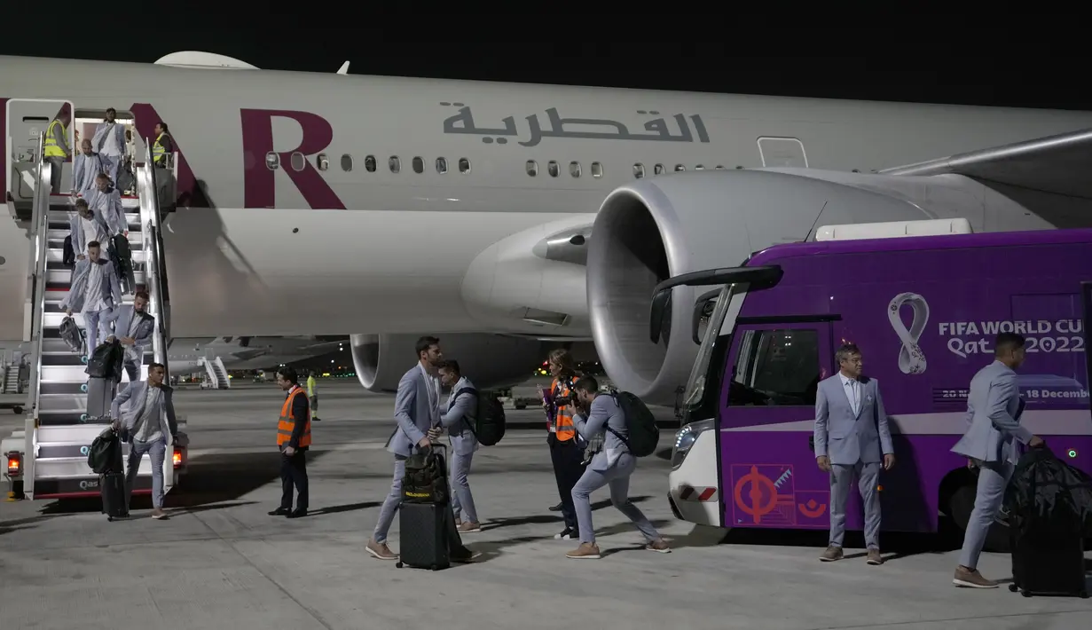 Anggota tim nasional (timnas) Brasil tiba menjelang Piala Dunia mendatang di bandara Internasional Hamad di Doha, Qatar, Minggu (20/11/2022). Skuad Tite adalah yang terakhir tiba dari 32 timnas yang akan berlaga di Qatar. (AP Photo/Hassan Ammar)