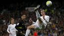 Gelandang serang Real Madrid, Gareth Bale, melakukan tendangan salto saat melawan Sevilla pada laga La Liga Spanyol di Stadion Santiago Bernabeu, Madrid, Minggu (20/3/2016). Madrid menang 4-0 atas Sevilla. (Reuters/Sergio Perez)