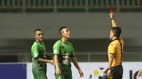 Pemain PSTNI, Guntur Triaji (tengah) menerima kartu merah saat melawan Persela Lamongan pada Liga 2017 di Stadion Pakansari, Bogor, Sabtu (27/5/2017). PS TNI menang 3-2. (Bola.com/Nicklas Hanoatubun)
