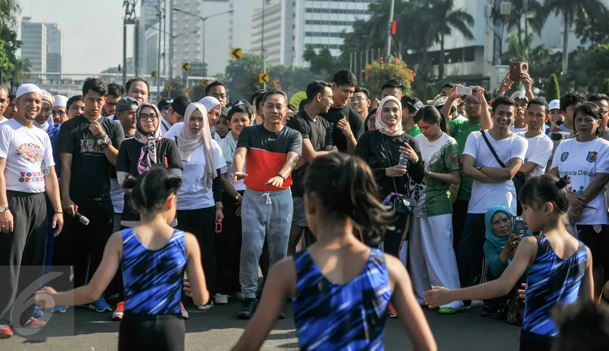 Ketua MPR Zulkifli Hasan ikut berjoget saat disambut sejumlah anak-anak di acara CFD, Jakarta, Minggu (3/4/2016). Zulkifli Hasan menikmati olah raga jalan santai bersama Melek Indonesia dan 18 komunitas. (Liputan6.com/Yoppy Renato)