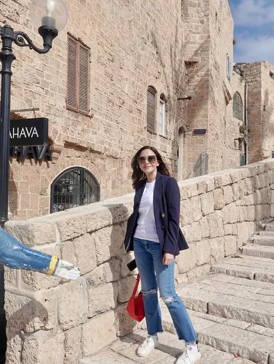 "MaasyaaAllah, Alhamdulillah kita di masjid Dome of the Rock… di pelataran Al Aqsa, Jerusalem… aman tentram sentausa….,"tulis Maia dalam unggahan 9 Maret. [Instagram/maiaestiantyreal]