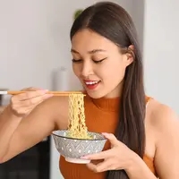 Ilustrasi perempuan menikmati mi instan. (c) serezniy/Depositphotos