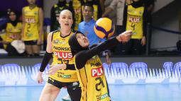 Pemain Gresik Phonska Plus, Arneta Putri Amelian mencoba menahan bola dari serangan Jakarta Pertamina Enduro pada laga seri lima putaran kedua di GOR Candradimuka Padepokan Voli Jenderal Polisi Kunarto, Sentul Bogor, Minggu (22/2/2026) malam WIB. (Bola.com/Abdul Aziz)